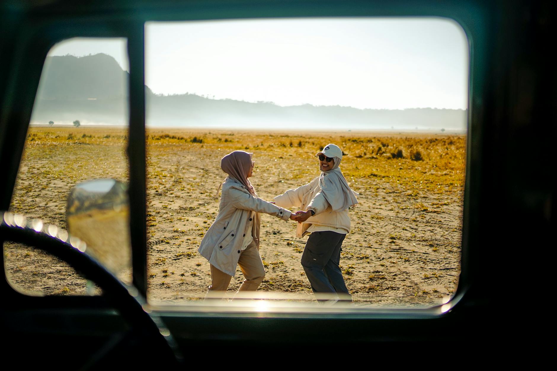 Indonezja poza resortem: jak podróżować wolniej i głębiej Dwie kobiety w aucie podziwiające górski krajobraz przy Mount Bromo