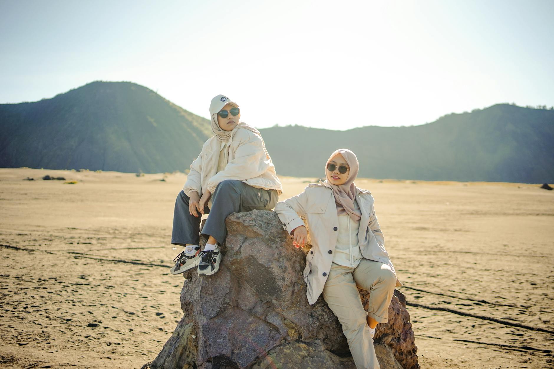 Dwie przyjaciółki w skromnych strojach podziwiają wschód słońca na Mount Bromo