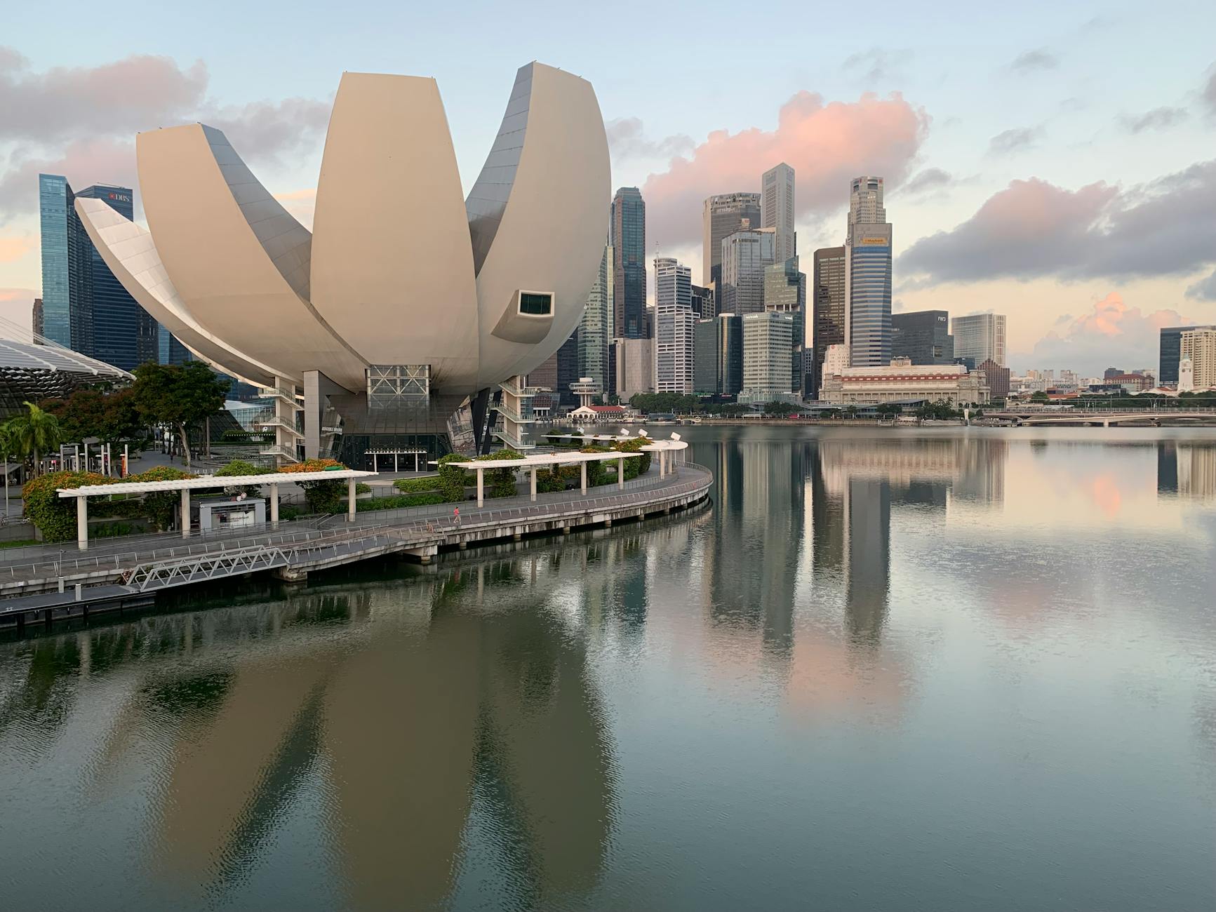 ArtScience Museum i panorama Singapuru o wschodzie słońca nad Marina Bay