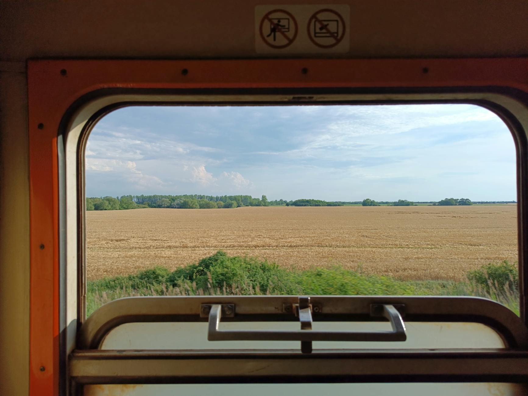 Letni wiejski krajobraz Anglii widziany z okna jadącego pociągu