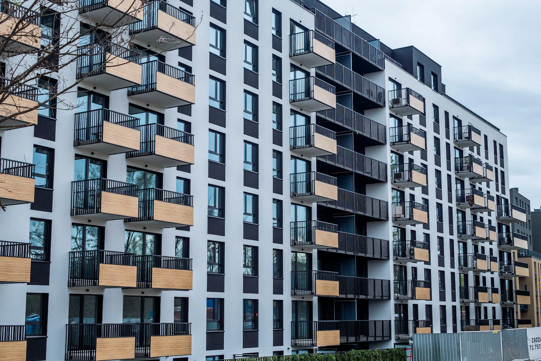 Nowoczesny blok mieszkalny z balkonami na warszawskim Bemowie