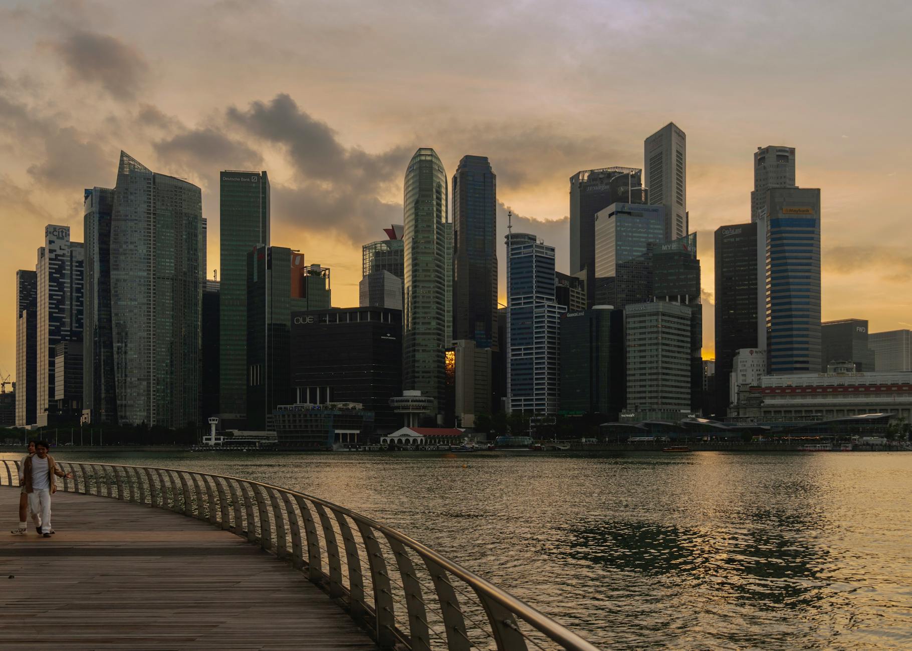 Panorama Singapuru o zachodzie słońca odbijająca się w wodzie