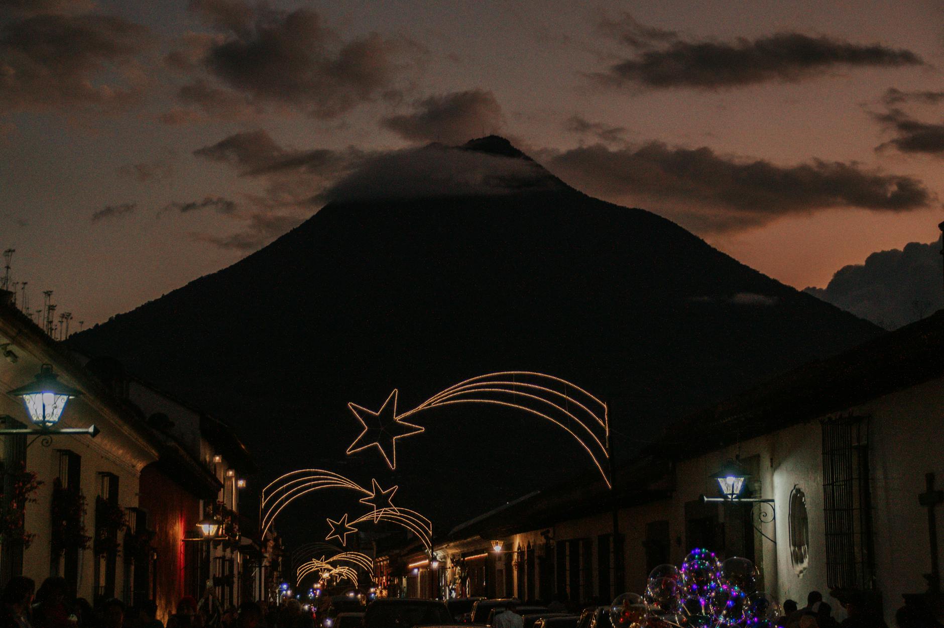Świąteczne iluminacje ulic Antigua Guatemala z wulkanem Agua w tle
