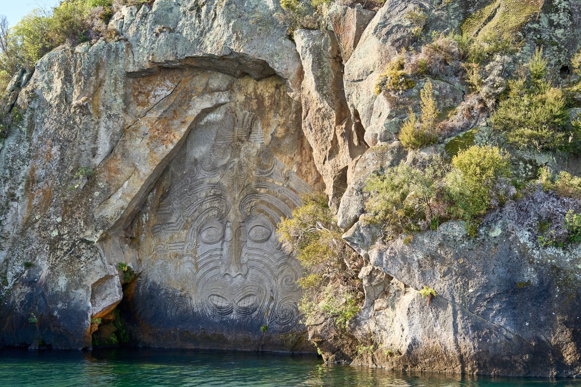 Maoryskie rzeźby skalne w Mine Bay nad jeziorem Taupō