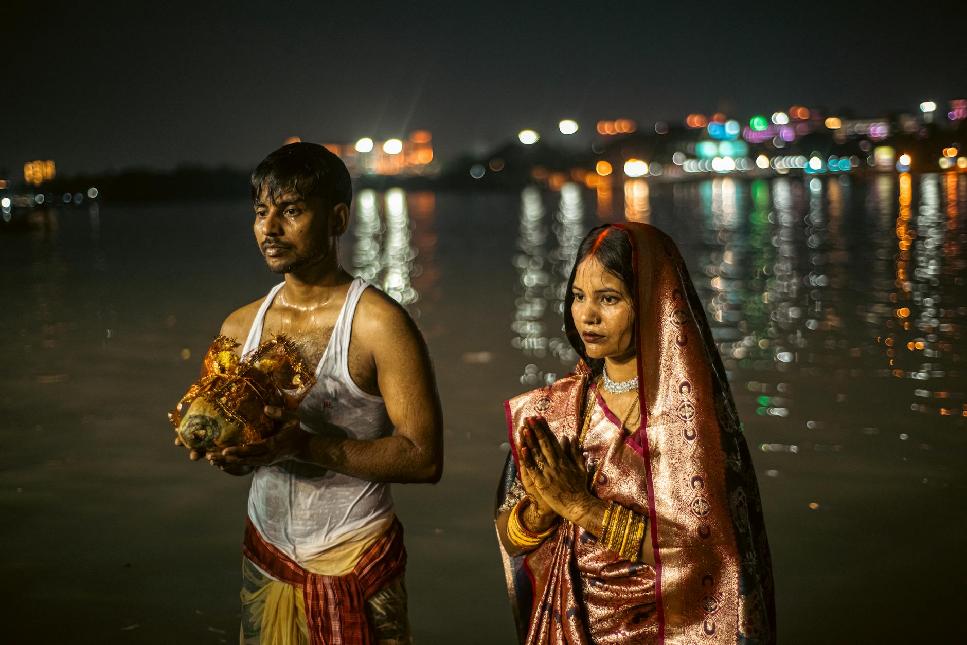 Zagubieni w aartii: jak wieczorne ceremonie w Indiach zmieniają spojrzenie na życie Para podczas wieczornego hinduistycznego rytuału nad rzeką w Indiach