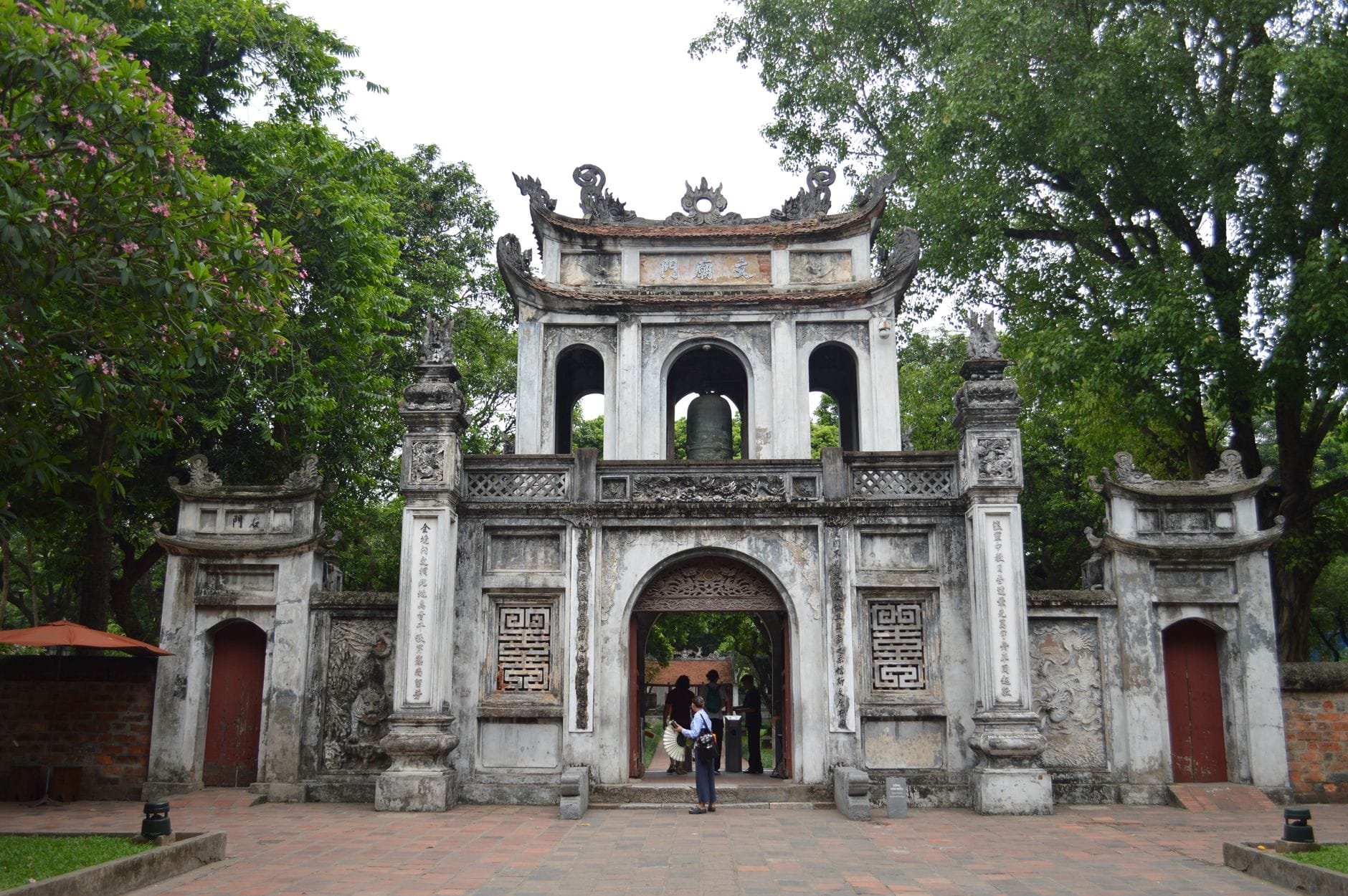 Wejście do Świątyni Literatury w Hanoi otoczone zielenią