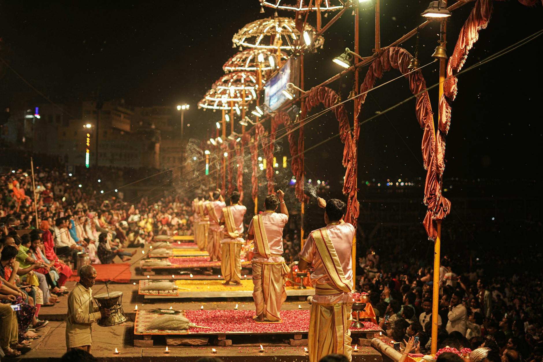 Wieczorna ceremonia Ganga Aarti na ghatach w Varanasi