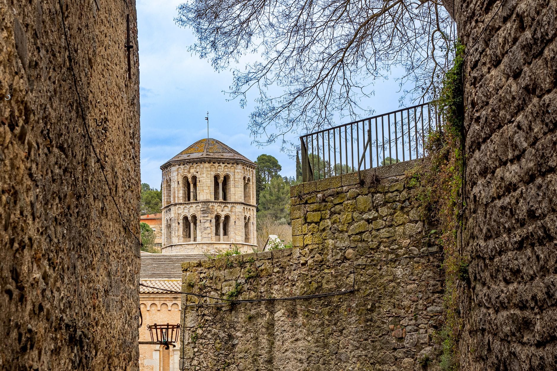 Klasztor Sant Pere de Galligants w Gironie widziany przez mury