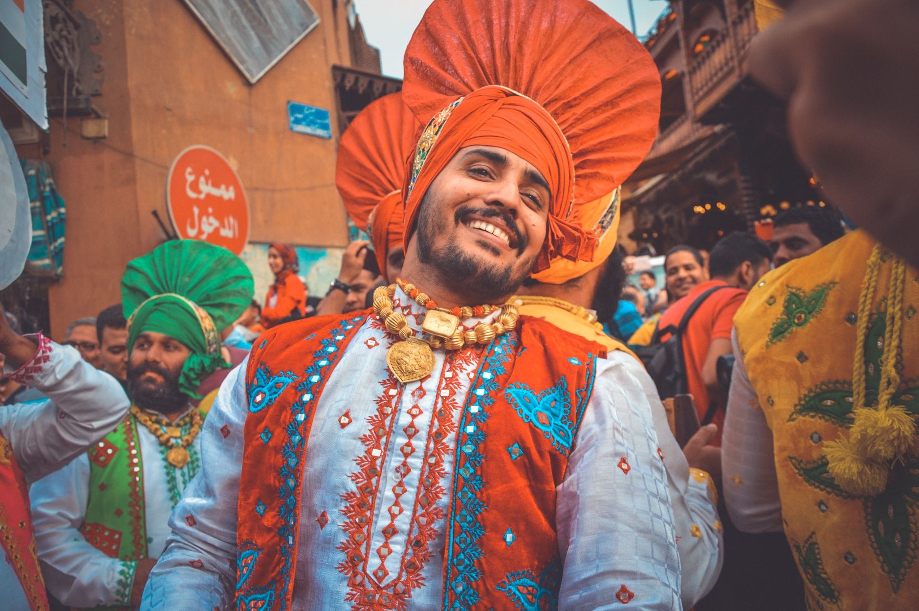 Kolorowy festiwal uliczny kultury indyjskiej w Kairze, Egipt
