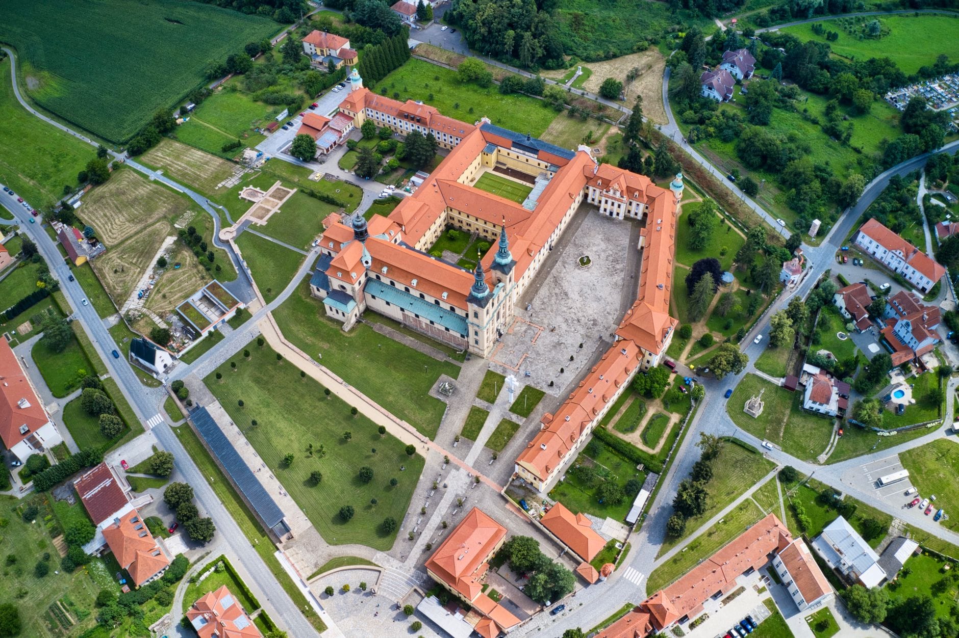Lotniczy widok na klasztor w Velehradzie wśród zieleni w Czechach