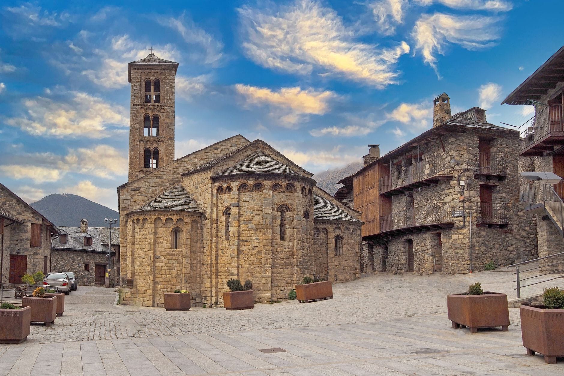 Romańskie kamienne zabudowania i dzwonnica w Pla de l'Ermita, Katalonia
