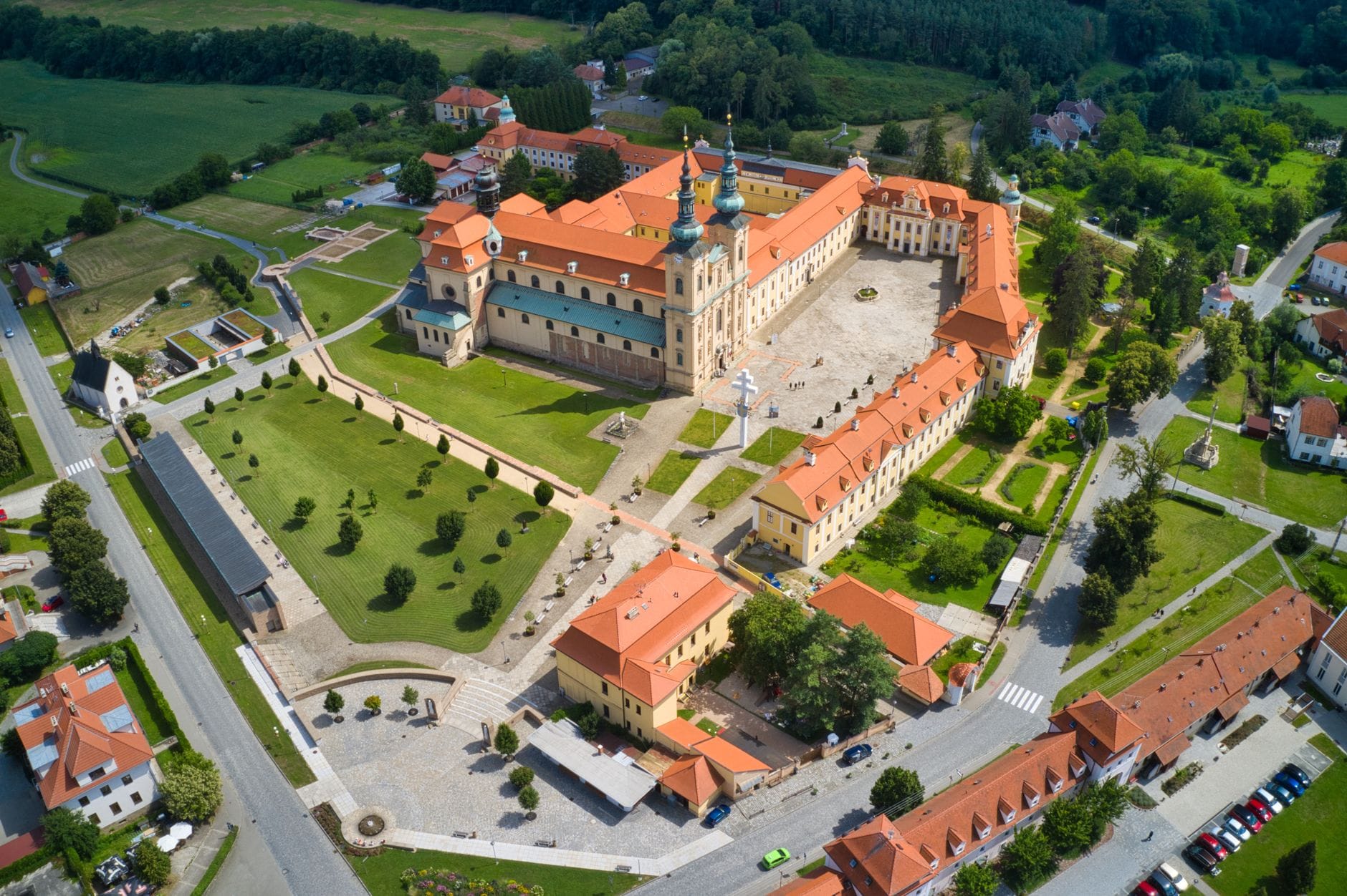 Litomyšl i okolice: muzyka, klasztory i cicha duchowość prowincjonalnych Czech Widok z lotu ptaka na klasztor Velehrad wśród zieleni w Czechach