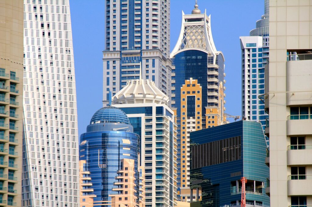 Nowoczesne wieżowce w panoramie Dubaju