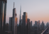 Bezpieczeństwo w Dubaju: na co uważać poza stereotypami o luksusie Panorama Dubaju z Burdż Chalifą o zachodzie słońca