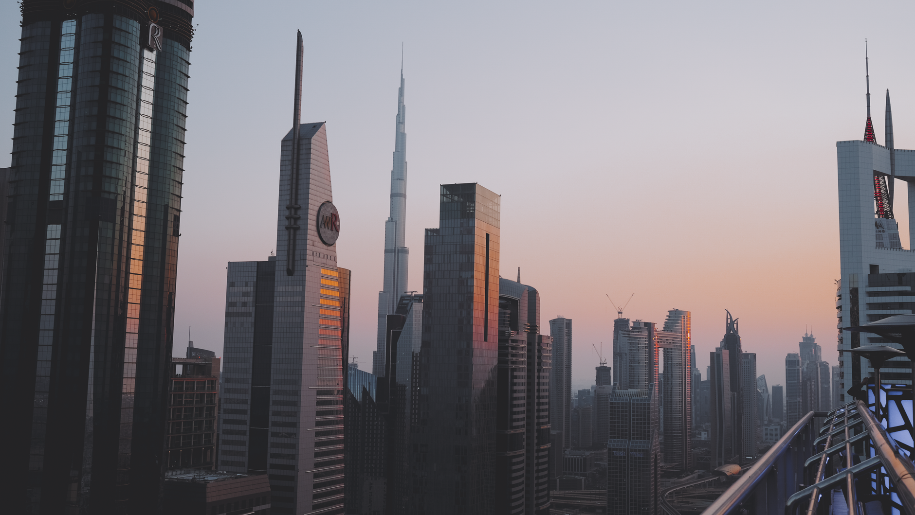 Panorama Dubaju z Burdż Chalifą o zachodzie słońca Panorama Dubaju z Burdż Chalifą o zachodzie słońca