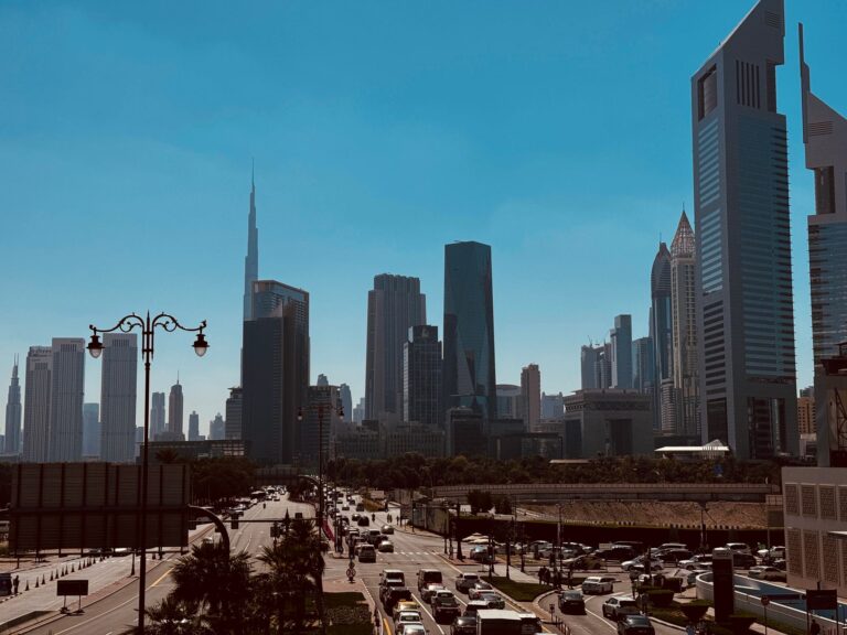 Panorama Dubaju z wieżowcem Burdż Chalifa pod błękitnym niebem
