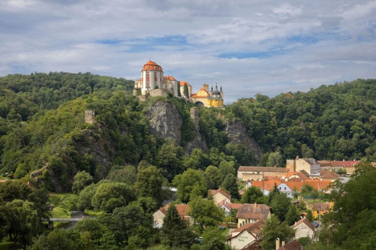 Zamek Vranov nad Dyjí na wzgórzu otoczonym zielenią